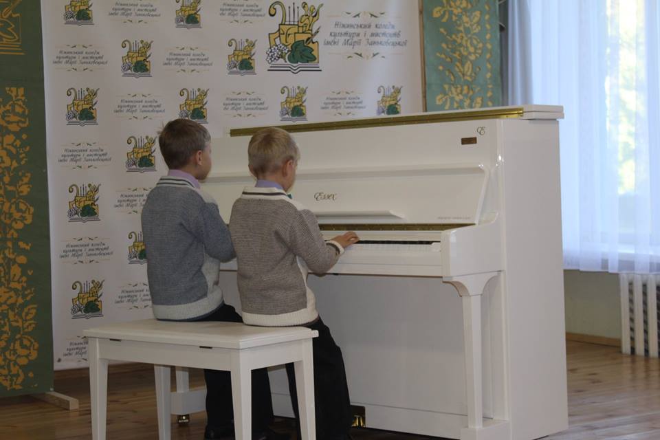 Леонід Кучма, фортепіано, стипендії