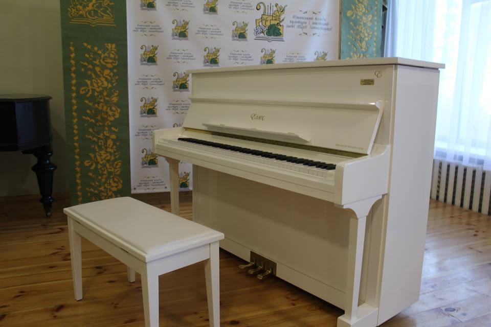 Леонід Кучма, фортепіано, стипендії