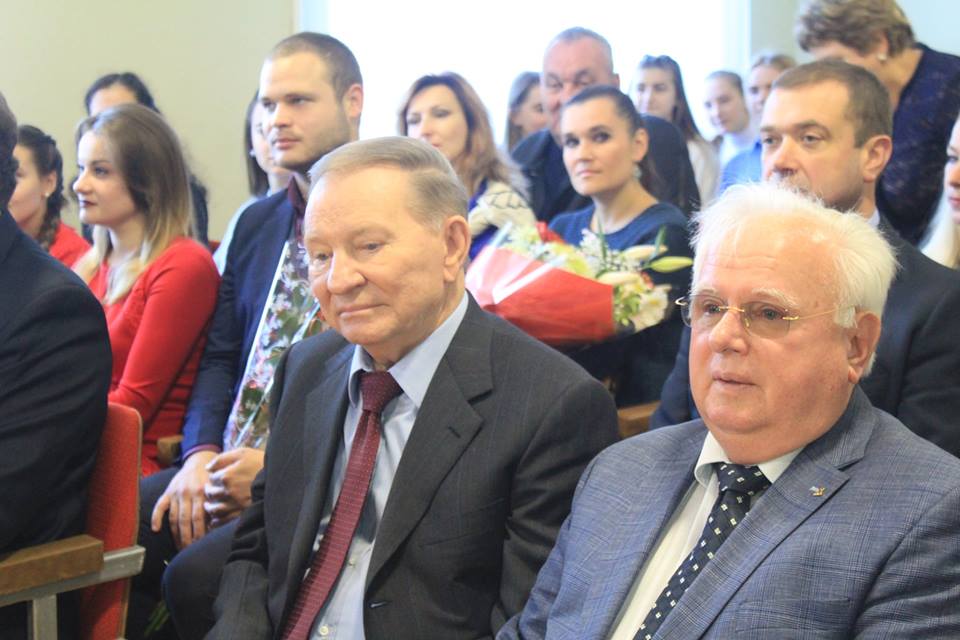 Леонід Кучма, фортепіано, стипендії