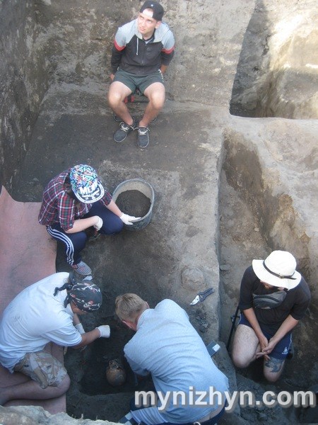 Нежатин, археологи, поховання
