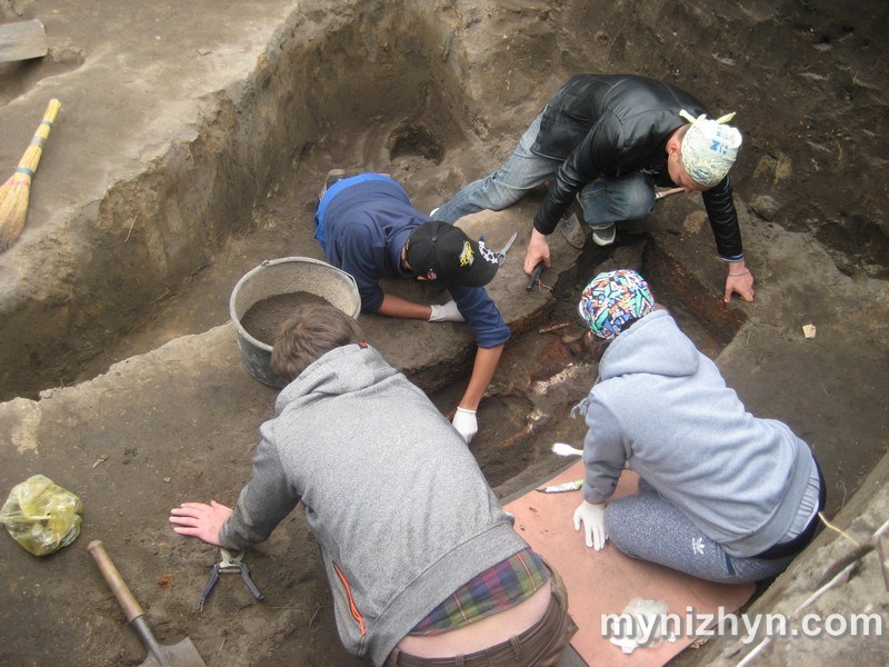 Нежатин, археологи, поховання