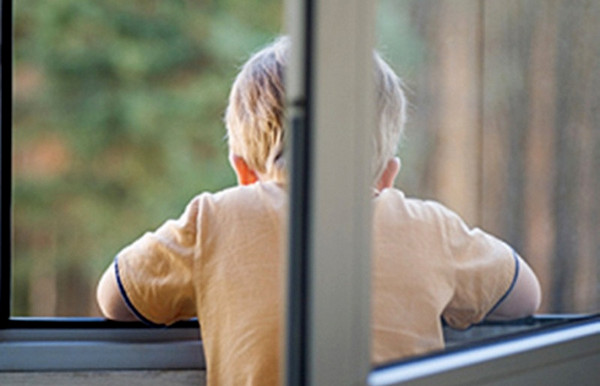 вікно, дитина, асфальт