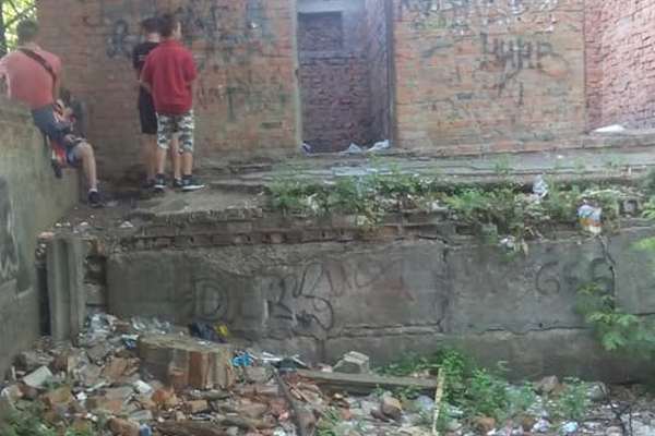 аварійна будівля, небезпека, господарські приміщення