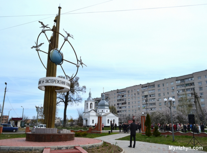 Покладання квітів до пам'ятника жертв Чорнобильської катастрофи. Фото