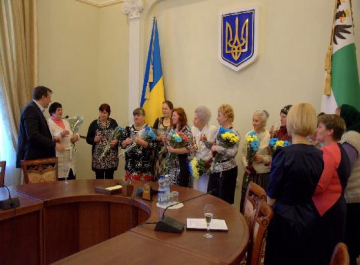 Валерій Куліч нагородив матір 5 дітей з Ніжинщини почесним званням 