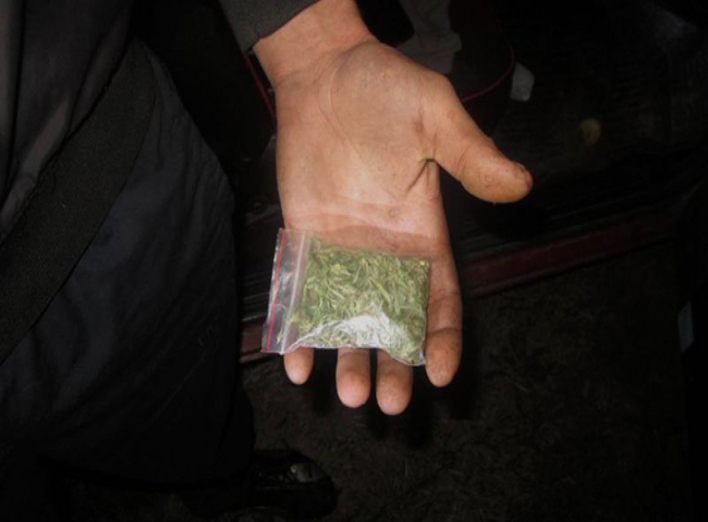 Працівники поліції затримали двадцятидвохрічного жителя Ніжина з наркотиками