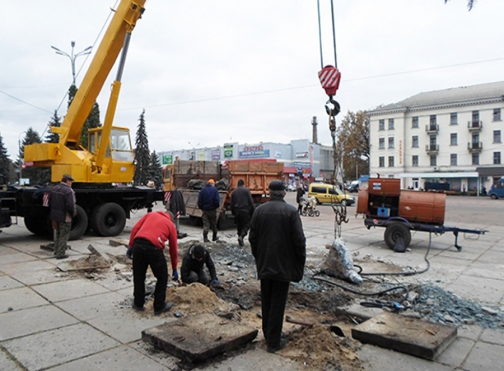 Комунальники демонтують постамент на площі І.Франка