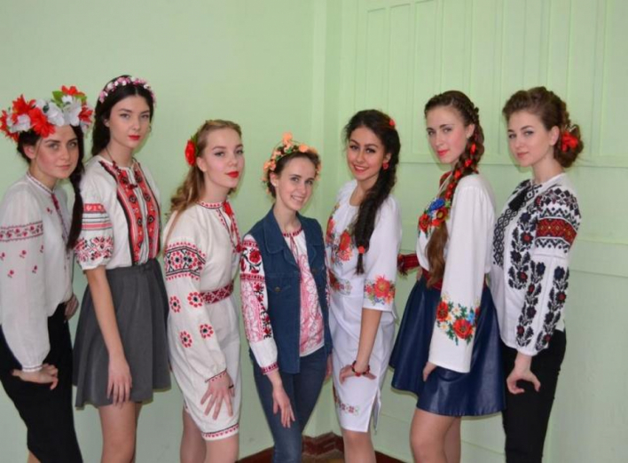 У міському ліцеї відбувся фестиваль українських зачісок