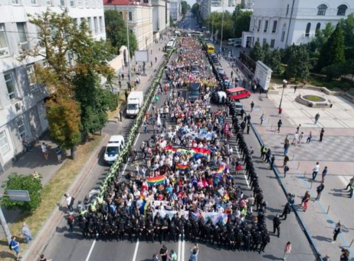 Учасники в яскравих костюмах та тисячі правоохоронців:"Марш рівності" в Києві