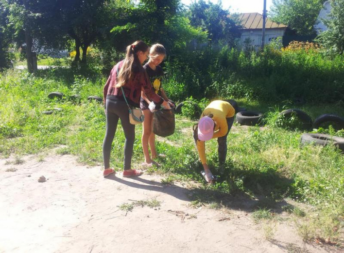 На Фрунзівці підлітки прибрали від сміття дитячий майданчик