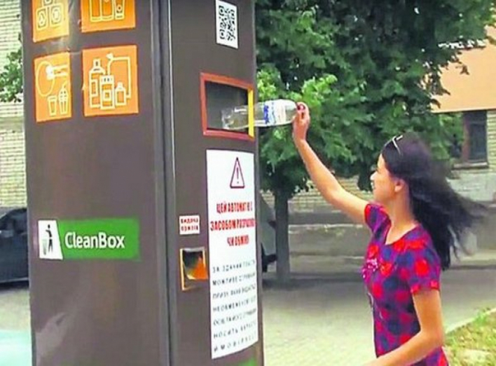 У Харкові встановили автомат, що обмінює використані пластикові пляшки на сувеніри