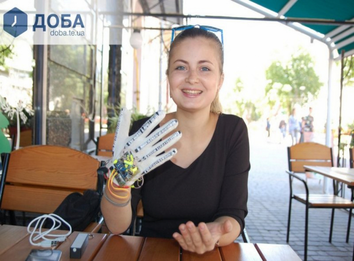 Українка створила рукавичку, яка озвучує мову жестів