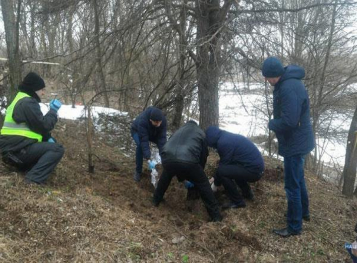 На Чернігівщині поліція затримала чоловіка, який зарубав та закопав жінку