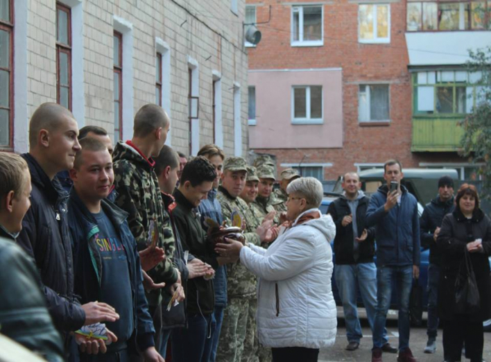 Призовників з Ніжинського району проводжали з варениками, з Чернігівського — з рушниками