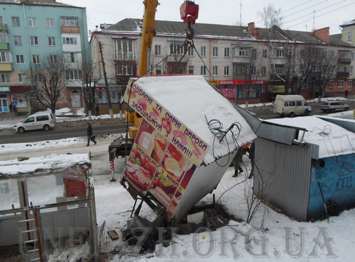 Як працівники КП «ВУКГ» демонтували кіоски біля площі Франка