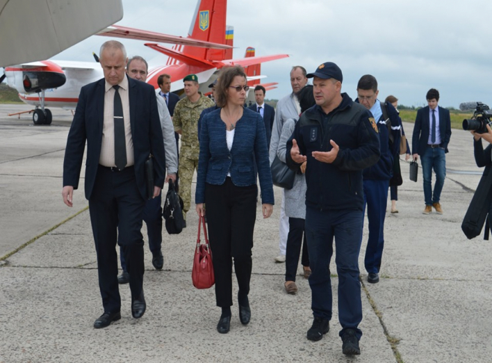 Ніжинський авіаційний загін відвідала Посол Французької Республіки. Відео