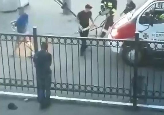 Як на вокзалі у Ніжині чоловіка рятували із паркану. Відео