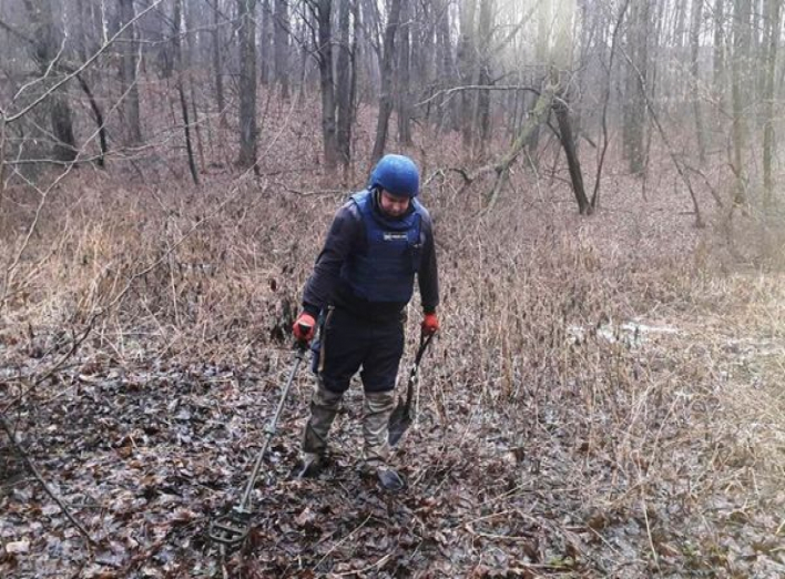 Небезпека під ногами: поблизу Талалаївки знайшли артилерійський снаряд