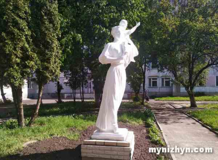 Відреставрований пам'ятник  Матері та дитини вже встановили на новому місці