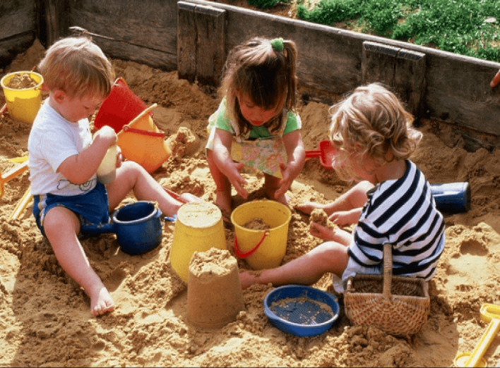 Дитячі майданчики по Ніжину підсиплють новим піском