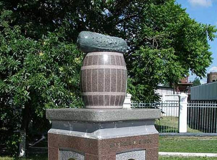 Пам’ятник ніжинському огірку – серед найнезвичніших пам’ятників України