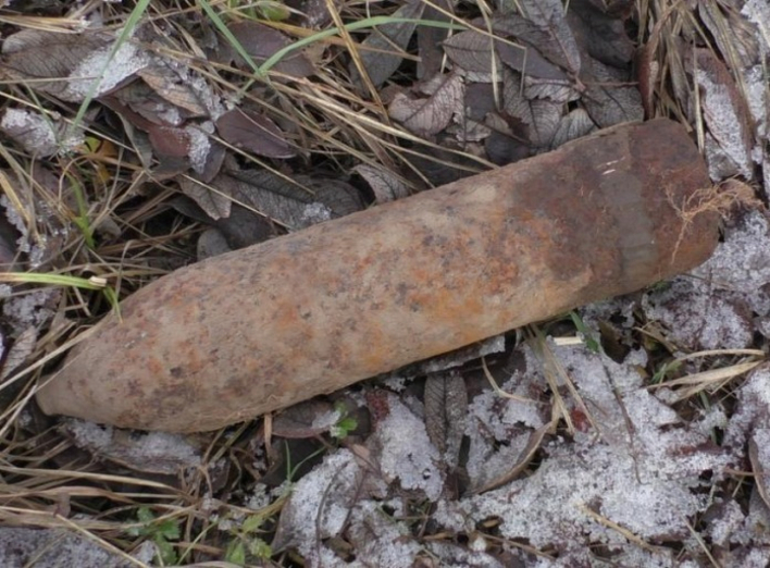 Відлуння війни: біля села Мала Кошелівка виявили артилерійський снаряд