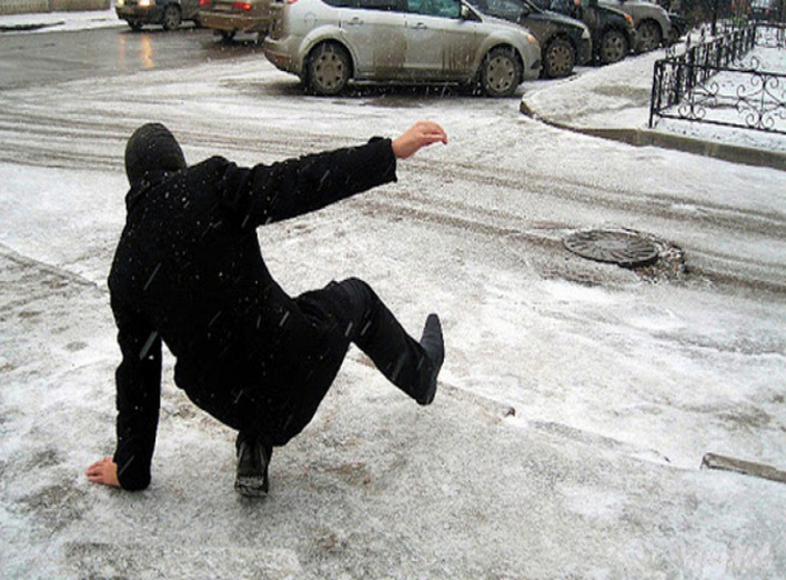 Льодяний дощ: комунальники просять ніжинців без нагальних потреб не виходити на вулиці