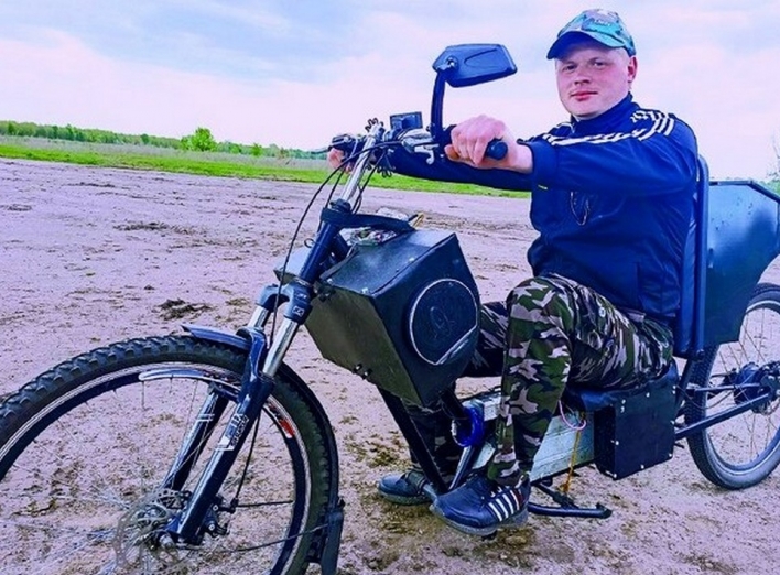 125 кілометрів на одному заряді: винахідник з Ніжинського району змайстрував електробайк