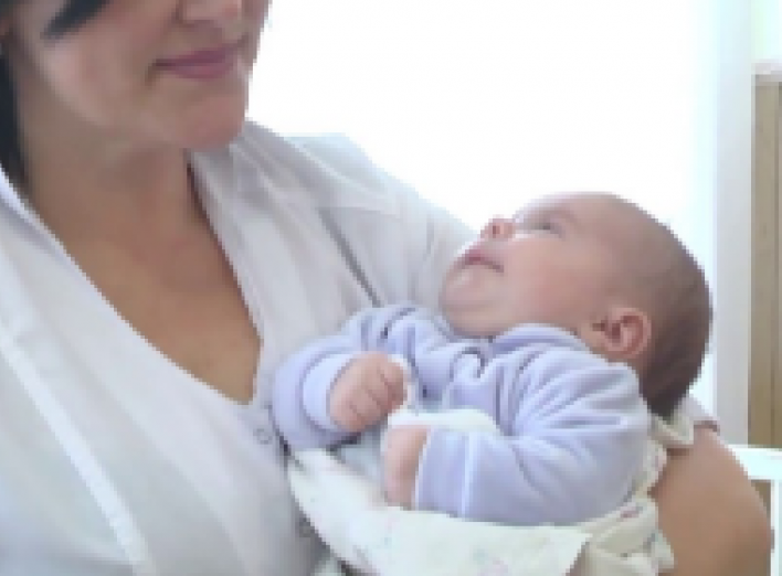 Мама не може доглядати: ніжинське немовля помістили до патронатної родини 