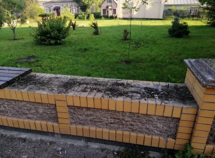 "Комусь знадобилися дошки": вандали викрали лавки з центру Ніжина