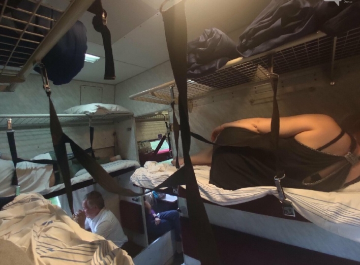 Після смерті пасажира в поїзді провідники почали пристібати пасажирів