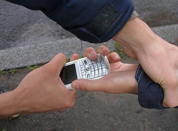 Ніжинський псевдополіцейський забрав у третьокласників телефони