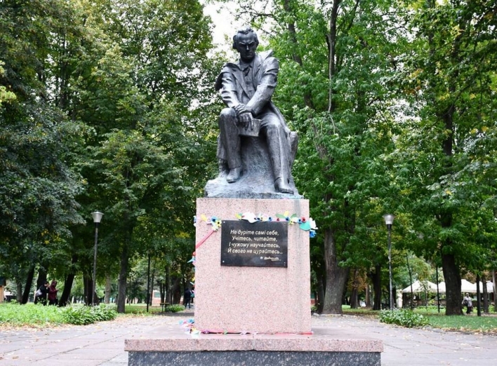 Ніжинському пам'ятнику Шевченку - 30