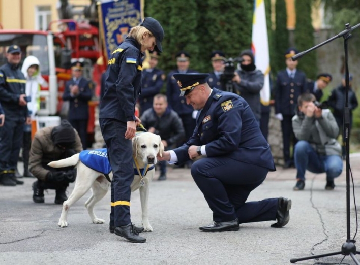 "Бім, твоя місія виконана": у Тернополі з урочистостями відправили на пенсію собаку