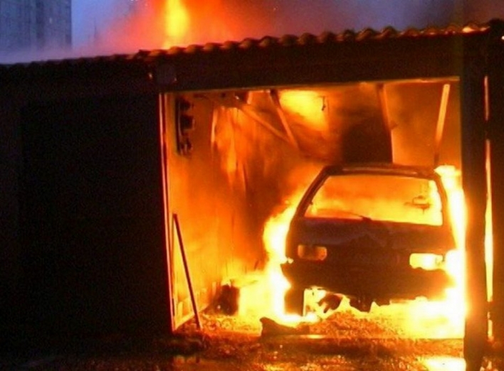 Машина згоріла з гаражем: пожежа на Ніжинщині 
