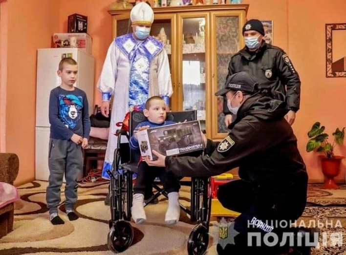 Хлопчик через поліцію розшукав Святого Миколая задля подарунка для братика 