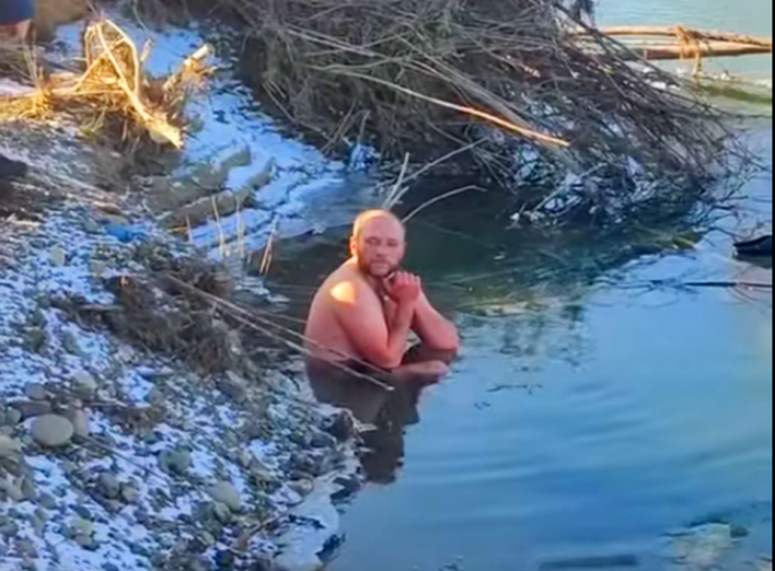 На Водохреща нацгвардійці силою витягли з води українця, який сидів в ополонці 10 хвилин (відео) 