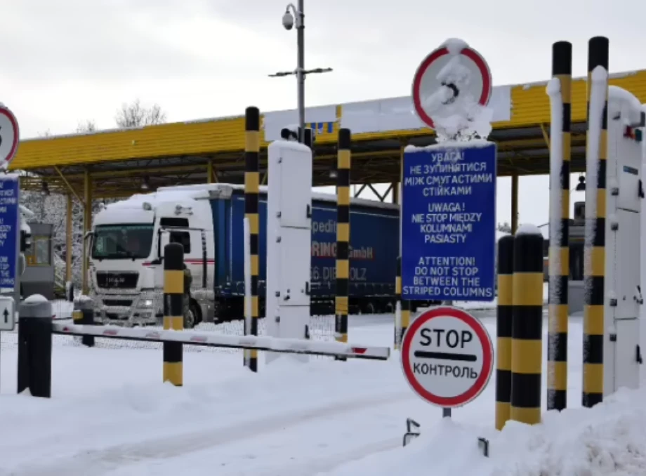 П'ять тисяч вантажівок у черзі, 4 напрямки - заблоковано: яка ситуація на кордоні