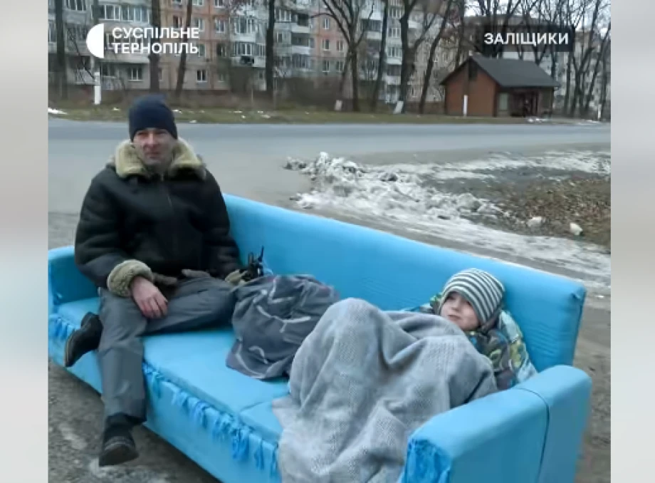 На Тернопільщині чоловік їздить на дивані (Відео)
