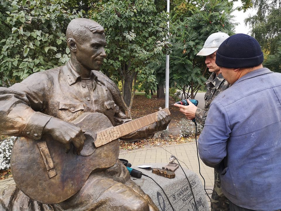 пам'ятник Бернесу, гітара, відновлення
