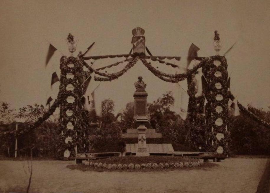 Микола Гоголь, пам'ятник, Ніжин