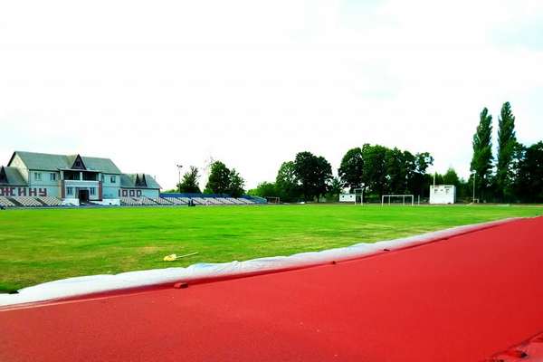 стадіон «Спартак», бігові доріжки, червоний шар