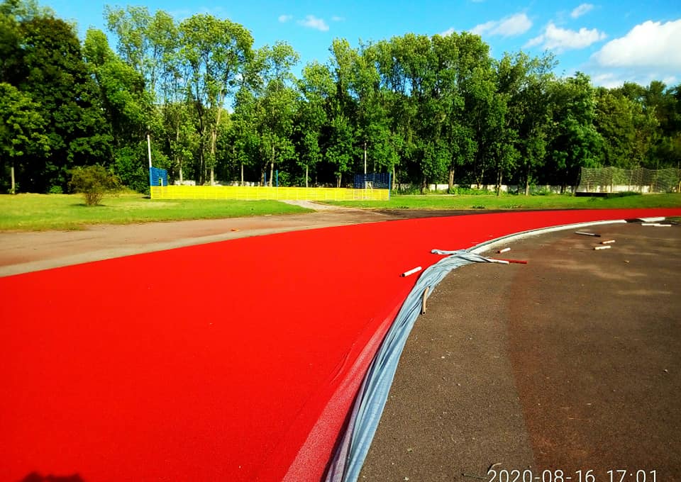 стадіон «Спартак», бігові доріжки, червоний шар