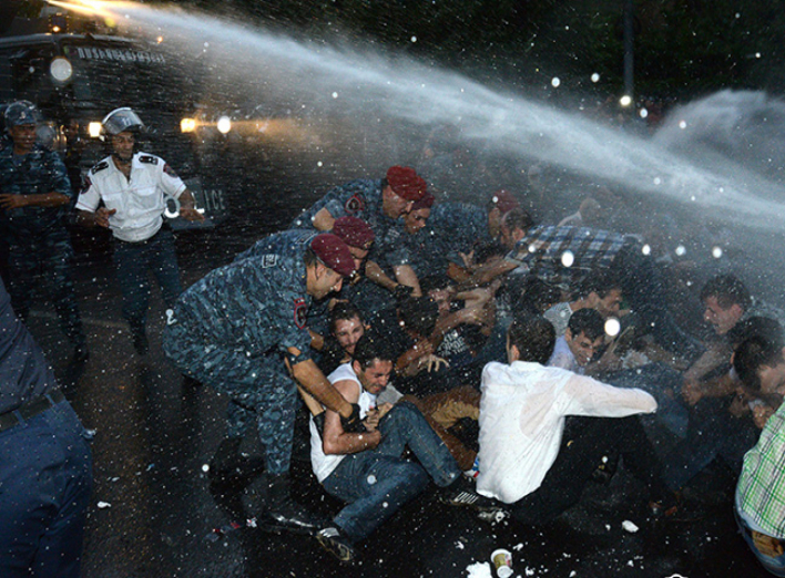 Поліція Вірменії розігнала водометами мітинг в Єревані проти підвищення цін на електроенергію