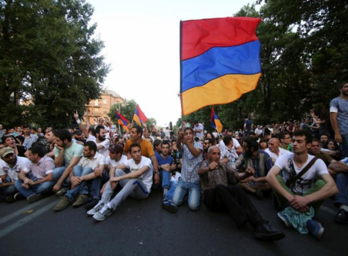 Протестувальники в Єревані звели «барикади» зі сміттєвих баків