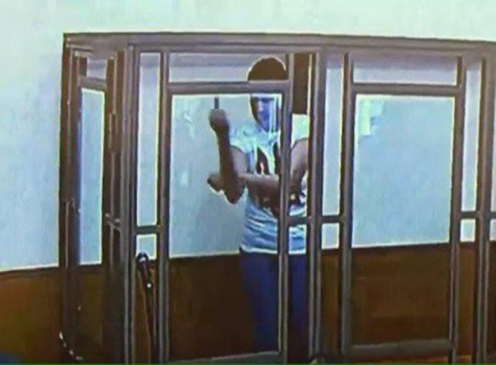 Савченко показала російським суддям непристойний жест