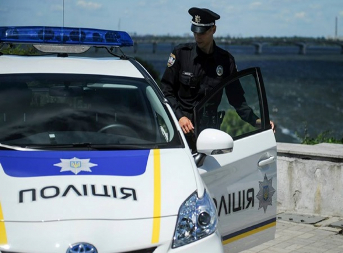 У Києві поліцейський під час оформлення ДТП вкрав у водія $17 тис