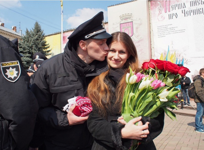 У Чернівцях поліцейський освідчився своїй коханій під час присяги 
