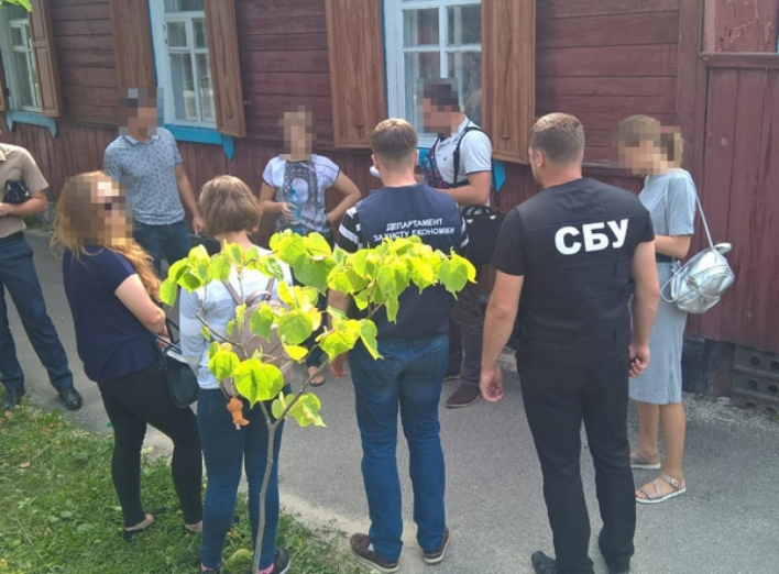 На Чернігівщині заввідділом військкомату брала хабарі за зняття людей з обліку