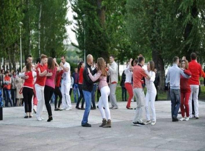 Танцювальна ейфорія: на Чернігівщині відроджують танцмайданчики 